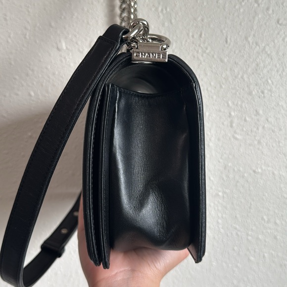 ❌SOLD❌ CHANEL Limited Edition Boy Flap Bag Chevron Lambskin Holographic Medium - Picture 15 of 16